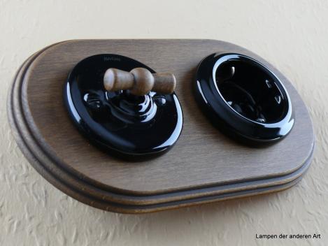 Garby Colonial 2fach Kombination Rahmen Massivholz Buche gebeizt, Aus-Wechsel-Porzellandrehschalter schwarz,  Knebel Holz Buche gealtert, Steckdoseneinsatz Porzellan schwarz, seitlich