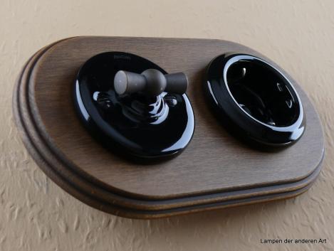 Garby Colonial 2fach Kombination Rahmen Massivholz Buche gebeizt, Aus-Wechsel-Porzellandrehschalter schwarz,  Knebel Messing patiniert, Steckdoseneinsatz Porzellan schwarz, seitlich