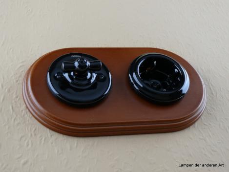 Preview: Garby Colonial 2fach Kombination Rahmen Massivholz Buche gebeizt, Aus-Wechsel-Porzellandrehschalter schwarz,  Knebel Porzellan schwarz, Steckdoseneinsatz Porzellan schwarz