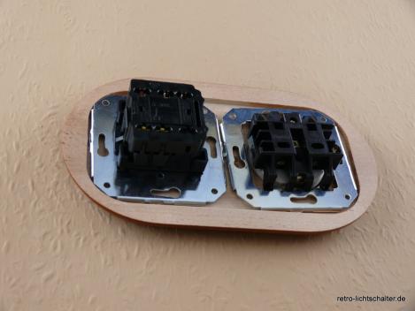 Preview: Garby Colonial 2fach Kombination Rahmen Massivholz Buche gebeizt, Aus-Wechsel-Porzellandrehschalter schwarz,  Knebel Holz Buche honigfarben, Steckdoseneinsatz Porzellan schwarz, von hinten