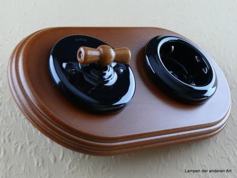 Garby Colonial 2fach Kombination Rahmen Massivholz Buche gebeizt, Aus-Wechsel-Porzellandrehschalter schwarz,  Knebel Holz Buche honigfarben, Steckdoseneinsatz Porzellan schwarz, seitlich