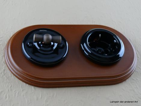 Preview: Garby Colonial 2fach Kombination Rahmen Massivholz Buche gebeizt, Aus-Wechsel-Porzellandrehschalter schwarz,  Knebel Messing patiniert, Steckdoseneinsatz Porzellan schwarz