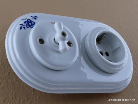 Garby Colonial 2fach Kombination,   Aus-Wechsel-Porzellandrehschalter weiß,  Knebel Porzellan weiß, Steckdoseneinsatz Porzellan weiß, seitlich
