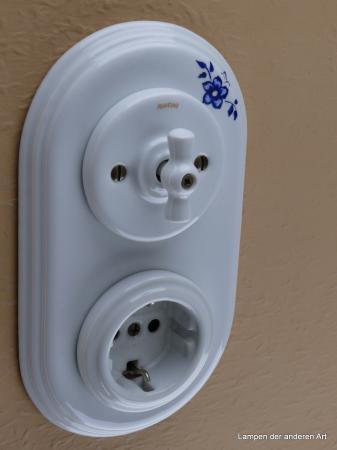 Preview: Garby Colonial 2fach Kombination,   Aus-Wechsel-Porzellandrehschalter weiß,  Knebel Porzellan weiß, Steckdoseneinsatz Porzellan weiß, senkrechte Montage