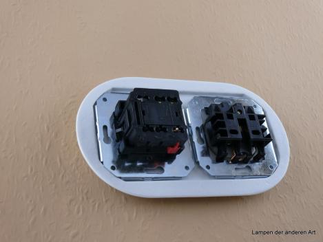 Preview: Garby Colonial 2fach Kombination,   Aus-Wechsel-Porzellandrehschalter weiß,  Knebel Porzellan weiß, Steckdoseneinsatz Porzellan weiß, von hinten