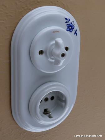 Preview: Garby Colonial 2fach Kombination, Aus-Wechsel-Porzellandrehschalter weiß,  Knebel Porzellan retro weiß, Steckdoseneinsatz Porzellan weiß, senkrechte Montage