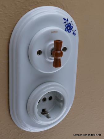 Preview: Garby Colonial 2fach Kombination, Aus-Wechsel-Porzellandrehschalter weiß,  Knebel Holz Buche honigfarben, Steckdoseneinsatz Porzellan weiß, senkrechte Montage