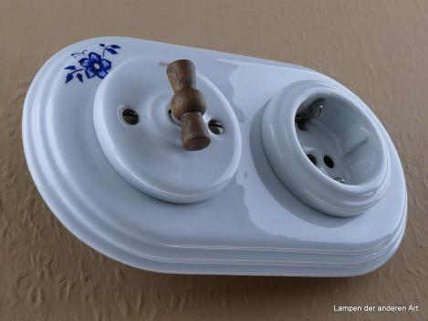 Garby Colonial 2fach Kombination, Aus-Wechsel-Porzellandrehschalter weiß,  Knebel Holz Buche gealtert, Steckdoseneinsatz Porzellan weiß, seitlich