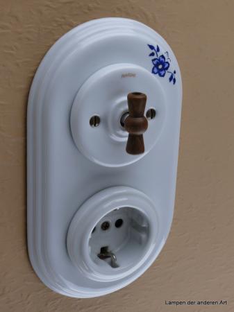 Preview: Garby Colonial 2fach Kombination, Aus-Wechsel-Porzellandrehschalter weiß,  Knebel Holz Buche gealtert, Steckdoseneinsatz Porzellan weiß, senkrechte Montage