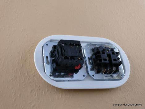 Preview: Garby Colonial 2fach Kombination, Aus-Wechsel-Porzellandrehschalter weiß,  Knebel Holz Buche gealtert, Steckdoseneinsatz Porzellan weiß, von hinten