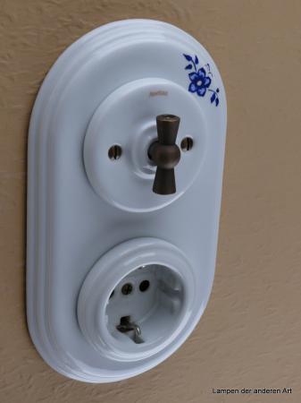 Preview: Garby Colonial 2fach Kombination, Aus-Wechsel-Porzellandrehschalter weiß,  Knebel Messing patiniert, Steckdoseneinsatz Porzellan weiß, senkrechte Montage