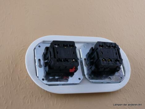 Preview: Garby Colonial 2fach Kombination, 2fach Rahmen Porzellan weiß, Dekor Blume blau, zwei Aus-Wechsel-Porzellandrehschalter weiß,  Knebel Porzellan weiß Retroform, von hinten