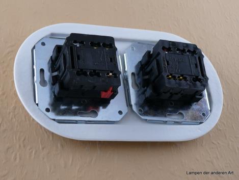 Preview: Garby Colonial 2fach Kombination, 2fach Rahmen Porzellan weiß, Dekor Blume blau, zwei Aus-Wechsel-Porzellandrehschalter weiß,  Knebel Messing patiniert, von hinten