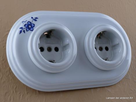 Garby Colonial 2fach Steckdose Porzellan weiß, 2fach Rahmen Porzellan weiß Dekor, seitlich