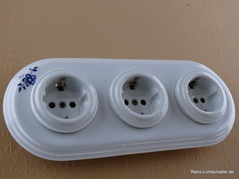 Garby Colonial 3fach Steckdose Porzellan weiß, 3fach Rahmen Porzellan weiß Dekor Blume blau, seitlich