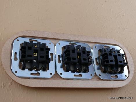 Preview: Garby Colonial 3fach Steckdose Porzellan schwarz, 3fach Rahmen Holz Buche honigfarben, von hinten