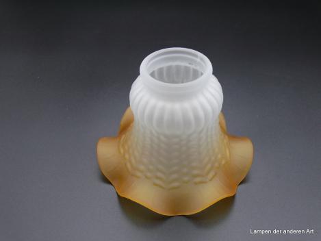 Jugendstil Lampenschirm, Glas satiniert grau, konisch mit reliefierter Wandung, umlaufend wiederkehrendes abstraktes Muster in senkrechten Girlanden angeordnet, abgesetzter braun-oranger Rand, gewellt, D: 13cm, H: 10cm, Griffrand 6cm