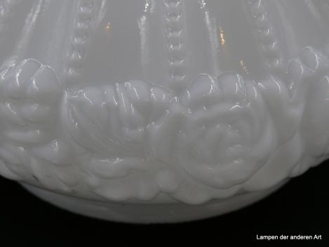 Jugendstil Lampenschirm gebraucht, opal weißes Überfangglas, geschlossene spitz zulaufende Kuppel mit dem für diese Epoche typischen Perlstabdekor und einem Blumen/Blätterkranz im Relief, Ersatzglas D: 23cm, H: 14cm, Glashalter 15cm, Detail Dekor