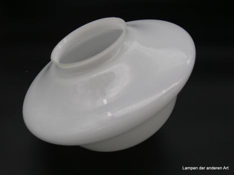Jugendstil Lampenschirm, schüsselförmig, aus opal weißem mundgeblasenem Überfangglas, Ersatzglasschirm D: 23cm, H: 14cm, Glashalter Griffrand 10cm, von unten