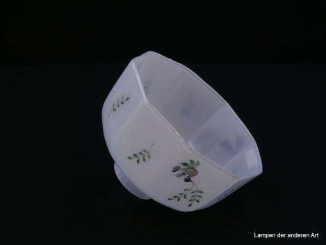 Jugendstil Lampenschirm, Glas opal weiß, Wandung in der unteren Hälfte gekniffen und dazwischen im Wechsel mit Blattdekor oder einer Ente mit Blattdekor verziert, Ersatzglas D: 18cm, H: 11cm, Griffrand Glashalter 6cm, liegend