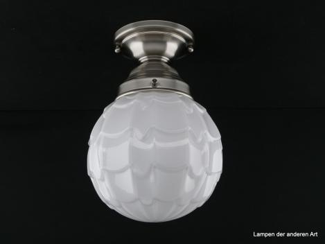 Kompakte Art Deco Deckenleuchte aus Messing matt vernickelt , glänzend weißer Nostalgieschirm, Kugel, einer Artischocke nachempfunden, Reproduktion, Glashalter 8cm, 1xE27/40W