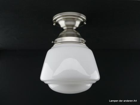 Kompakte Art Deco Deckenleuchte aus Messing matt vernickelt , Der glänzende weiße Schirm weitet sich konisch und endet final in einer flachen Kuppel. - Reproduktion, Glashalter 8cm, 1xE27/40W
