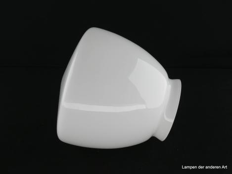 Art Deco Lampenschirm, glänzend weißes geschlossenes Zylinderglas, konisch geweitet, mittig sehr flach spitz zulaufend, Reproduktion angelehnt an die Formensprache des Art Deco, Nostalgieglas D: 14cm, H: 13cm, Griffrand Glashalter 8cm, liegend