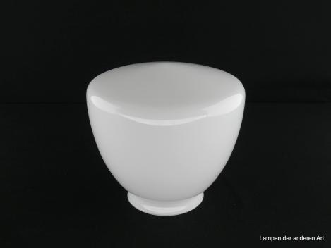 Art Deco Lampenschirm, glänzend weißes geschlossenes Zylinderglas, konisch geweitet, mittig sehr flach spitz zulaufend, Reproduktion angelehnt an die Formensprache des Art Deco, Nostalgieglas D: 14cm, H: 13cm, Griffrand Glashalter 8cm