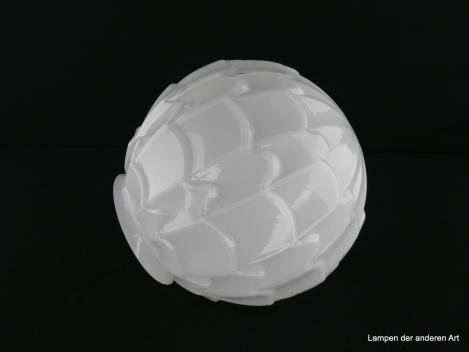 Art Deco Lampenschirm, Kugel glänzend weiß, reliefierte artischockenähnliche Wandung, Reproduktion nach alten Vorlagen, D: 15cm, H: 14cm, Glashalter 8cm