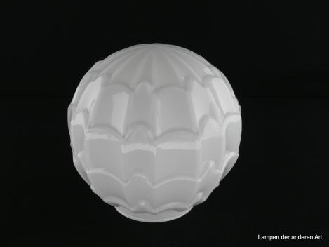 Art Deco Lampenschirm, Originale dieser Zeit dienten als Vorlage, glänzend weiße Kugel, schuppenartige Oberfläche, einer Artischocke ähnlich, Reproduktion angelehnt an die Formensprache des Art Deco,  Nostalgieglas D: 15cm, H: 14cm, Griffrand 8cm