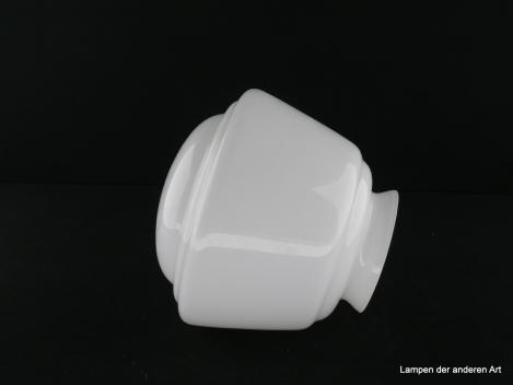 Art Deco Lampenschirm, Originale dieser Zeit dienten als Vorlage, Der glänzende weiße Schirm weitet sich konisch und endet final in einer flachen Kuppel, Reproduktion angelehnt an die Formensprache des Art Deco, D: 16cm, H: 13cm, Glashalter 8cm, liegend