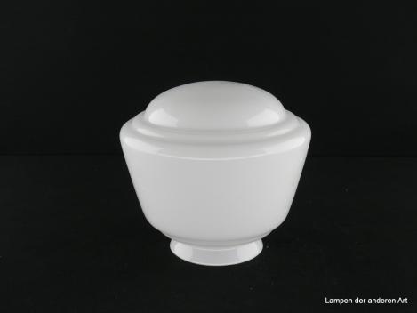 Art Deco Lampenschirm, Originale dieser Zeit dienten als Vorlage, Der glänzende weiße Schirm weitet sich konisch und endet final in einer flachen Kuppel, Reproduktion angelehnt an die Formensprache des Art Deco, D: 16cm, H: 13cm, Glashalter 8cm