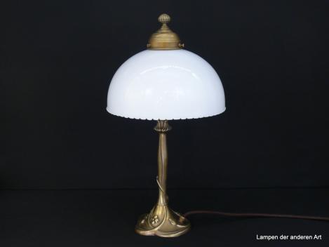 Jugendstil Tischleuchte mit floral verzierten Fuß aus Messing goldfarben mit feingezahnten weißen Schirm 1xE27/60W