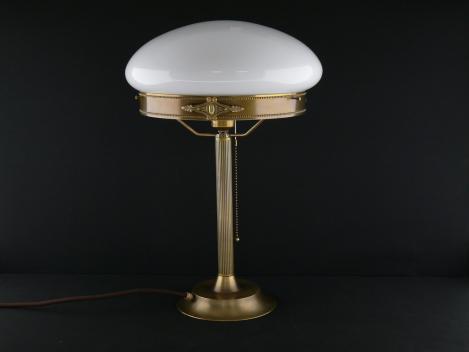 Pilzleuchte im Jugendstil aus Messing goldbraun patiniert mit opal weißem Kuppelschirm, Auflagering mit umlaufendem Perlfries und Ornamenten, 1xE27/60W