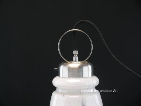 Preview: Pendelleuchte, glockenförmiger weißer Schirm, wolkenartiges Glasdesign, neu verkabelt, schwarzes Textilkabel, Originalhalterung Nickel matt, 1x E27/60W, Detail Halterung