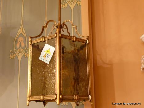 repräsentative fünfseitige Laterne aus Frankreich, klassizistisch, Messing patiniert, gelblich getöntes Kathedralenglas, Fassung mit Porzellanring 1x E27/40W,