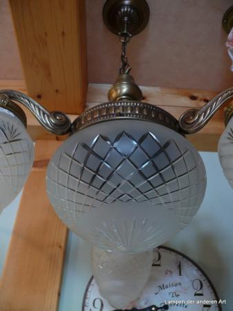 4-flammige Deckenleuchte aus der Zeit des Art Deco, komplett restauriert, 4x E27/40W, H=70cm/D=54cm, zapfenförmige Gläser, Kuppelschirm, Kerbschliff, Rautenmuster, Detail Kuppelschirm