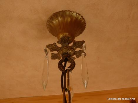 klassizistischer Deckenlüster aus den 20er Jahren, Original Glasschirm mit Schliffelementen, Behang geschliffene Zapfen, drei Zierarme, Messing patiniert, Detail Baldachin