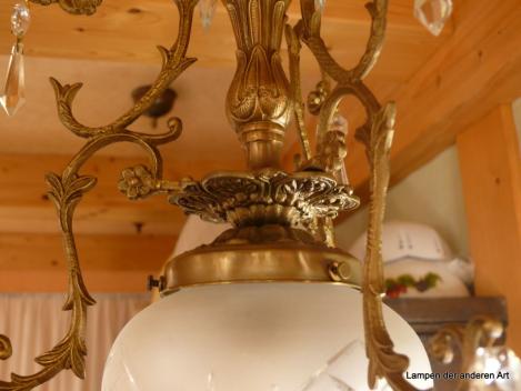 klassizistischer Deckenlüster aus den 20er Jahren, Original Glasschirm mit Schliffelementen, Behang geschliffene Zapfen, drei Zierarme, Messing patiniert, Detail Zierarme