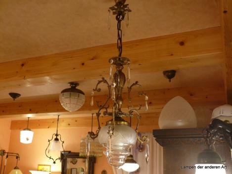 klassizistischer Deckenlüster aus den 20er Jahren, Original Glasschirm mit Schliffelementen, Behang geschliffene Zapfen, drei Zierarme, Messing patiniert
