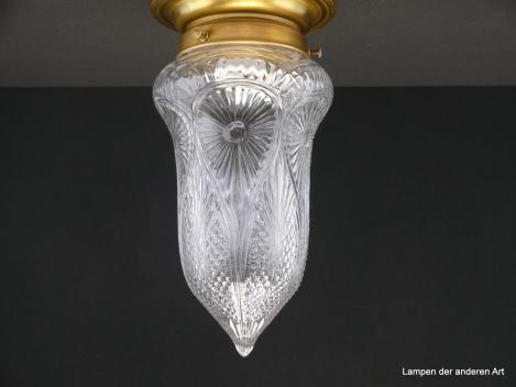 Jugendstil Deckenleuchte, Glashalter Griffrand 8cm, Messingabdeckung, Glasschirm klar nachempfundenes Schliffmuster, original Messingfassung 1xE27/40W, Detail Halterung