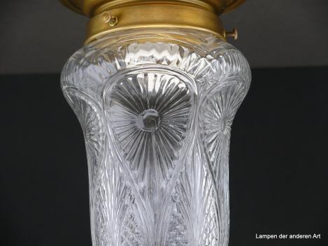 Jugendstil Deckenleuchte, Glashalter Griffrand 8cm, Messingabdeckung, Glasschirm klar nachempfundenes Schliffmuster, original Messingfassung 1xE27/40W, Detail Schirm