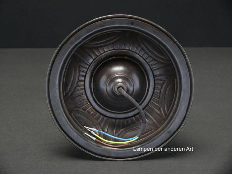 Preview: einflammige originale antike Deckenleuchte aus den 1920iger Jahren, Originalzustand, Anschlusskabel neu, Messing mit geprägter Oberfläche, fassetierter Lampenschirm grau satiniert, Höhe 23cm, Griffrand 8cm, 1x E27/40W, Detail Rückseite