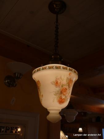 Jugendstilpendel, verzierte Kettenglieder, Messing patiniert, toller Schirm mit orange-roten Rosen,  Gesamtlänge Leuchte inkl. Schirm 64cm, 1xE27/40W, Detail Beleuchtung