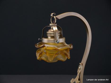 Jugendstil Tischleuchte, Messing patiniert, tolles Ornament zwischen Fuß und Leuchtenarm, braunes Textilkabel mit Schnurschalter, Fassung E27 original mit Porzellanring, Jugendstil Lampenschirm goldfarben satiniert, Form einer Rosenblüte, Detail Schirm