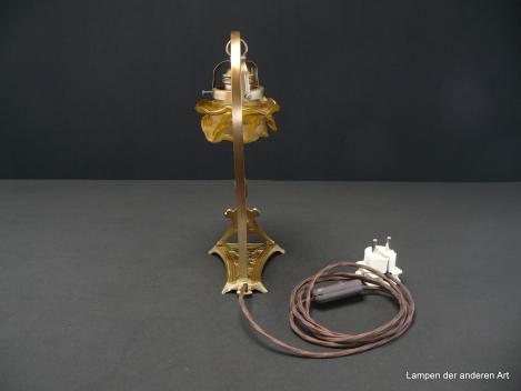 Jugendstil Tischleuchte, Messing patiniert, tolles Ornament zwischen Fuß und Leuchtenarm, braunes Textilkabel mit Schnurschalter, Fassung E27 original mit Porzellanring, Jugendstil Lampenschirm goldfarben satiniert, Form einer Rosenblüte, von hinten