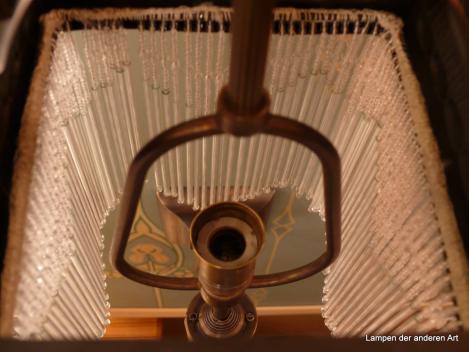 Jugendstil Wandleuchte, Messingfassung 1x E14/40W, Messing dunkel patiniert, quadratischer Blendschirm mit gestuftem Perlfransengehänge, Halter stilisierte Kralle, Zugschalter, Detail Fassung