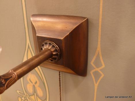 Jugendstil Wandleuchte, Messingfassung 1x E14/40W, Messing dunkel patiniert, quadratischer Blendschirm mit gestuftem Perlfransengehänge, Halter stilisierte Kralle, Detail Zugschalter