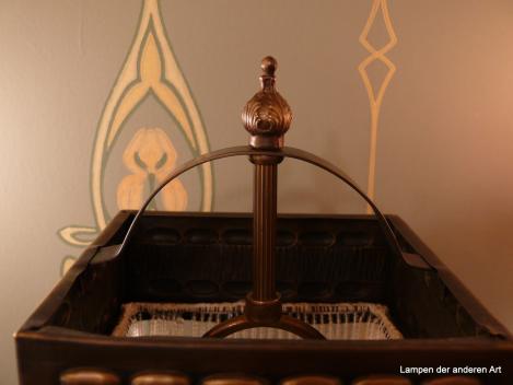 Jugendstil Wandleuchte, Messingfassung 1x E14/40W, Messing dunkel patiniert, quadratischer Blendschirm mit gestuftem Perlfransengehänge, Halter stilisierte Kralle, Zugschalter, Detail Abschluss oben