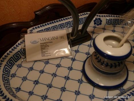 Schreibtischleuchte im urklassischem Stil, Leuchtenfuß als Stiftablage mit stilisiertem Tintenfass, Dekor handgemaltes kobaltblaues Netzdekor, Porzellanmanufaktur Giulia Mangani, Detail Fuß